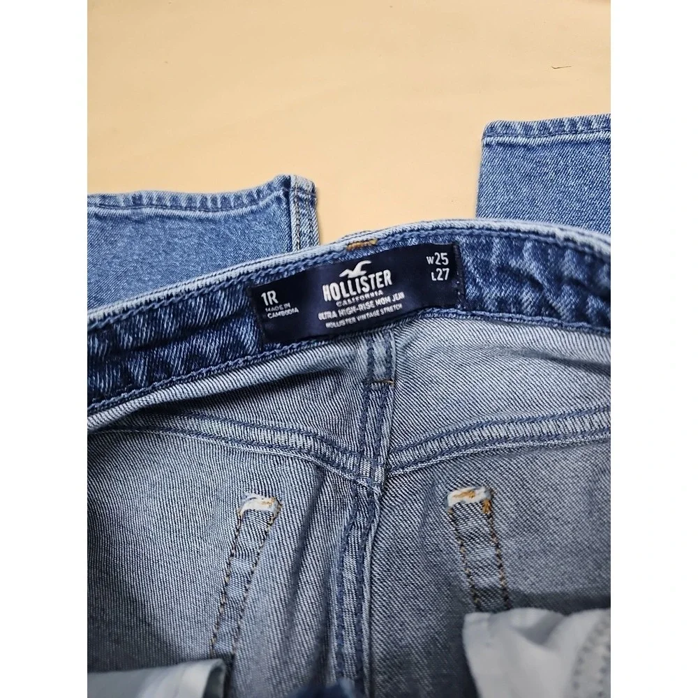 Hollister Ultra High-Rise Blue Distressed Denim Mom Jeans Juniors Sz 1r W25 L27 - Picture 15 of 15